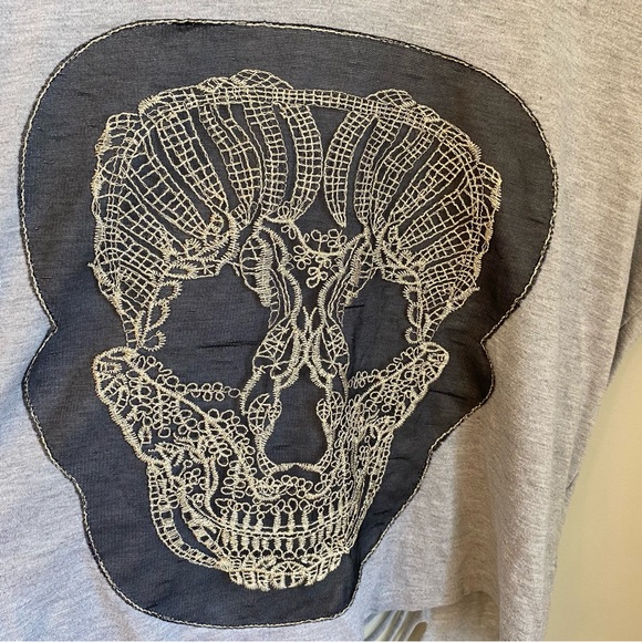 Y2K Gray Skull Lace Cut-Out Tee – Edgy Distressed Back Detail Size M - Picture 4 of 8